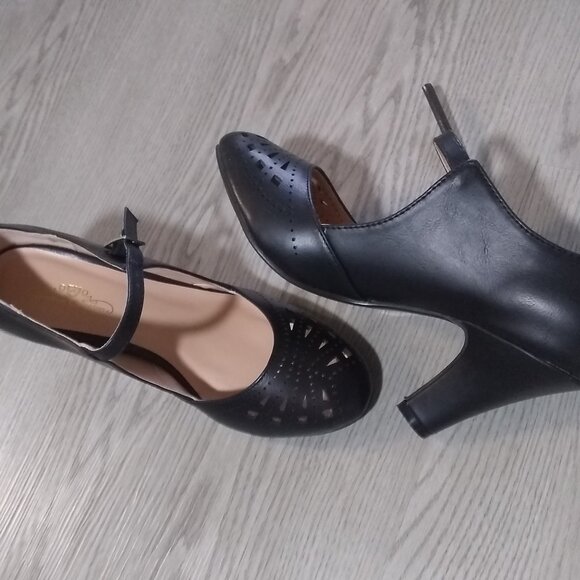 🖤 Journee Collection Elsa Buckle Pump – Black (Size 7, NIB) Rare & Discontinued - Picture 6 of 7